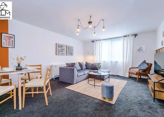 Luxurious 1-bedroom Apartment, Sleeps 4, Free Parking *