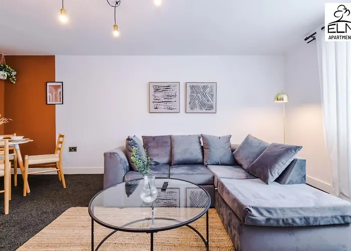 Luxurious 1-bedroom Apartment, Sleeps 4, Free Parking