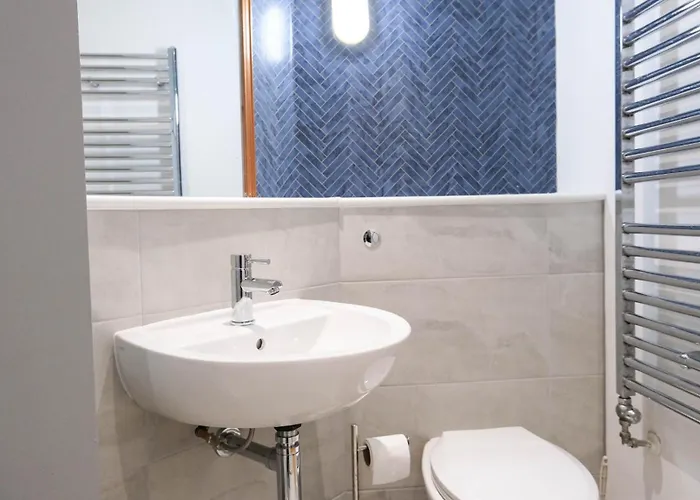 Spacious 2br 2ba Centre Sleeps 5