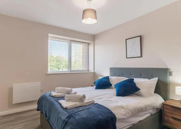 Spacious & Bright 2 Bed דירה *