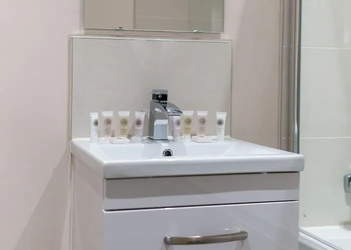 Spacious & Bright 2 Bed شقة *