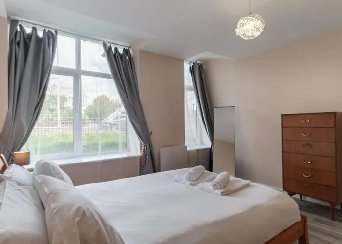 Bright 1 Bed Flat - Sleeps 3 شقة *