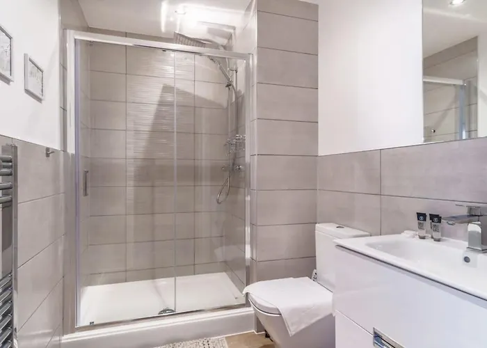 Zeni, Alexandra Rise Fab 1br Flat