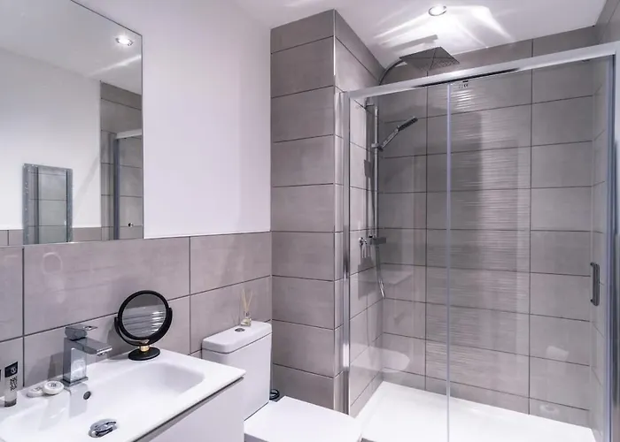 Zeni, Alexandra Rise Fab Apartman