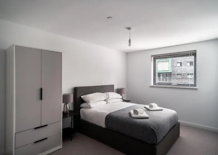 Spacious 2 Bed In Central Apartment *