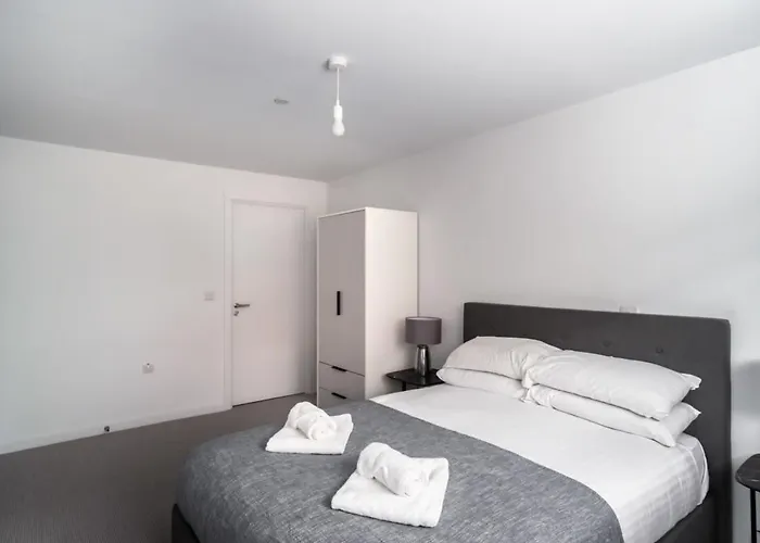 Spacious 2 Bed In Central Apartment