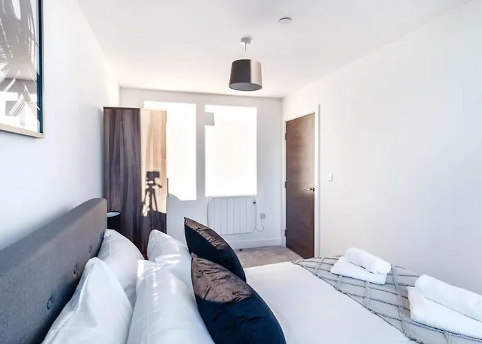 Stayzeni, Alexandra Rise 2 Bed Flat *