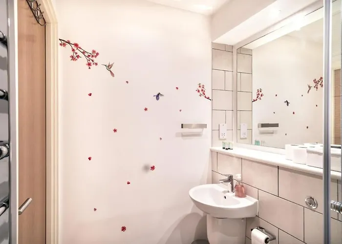 Spacious & Modern 1 Bed