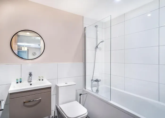 Spacious 2 Bedroom Apartment In Manchester 아파트 *