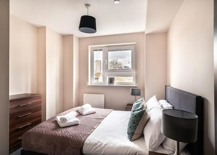 Modern & Bright 2 Bed In