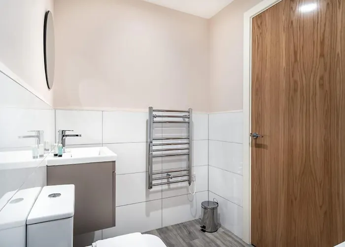 Modern & Bright 2 Bed In