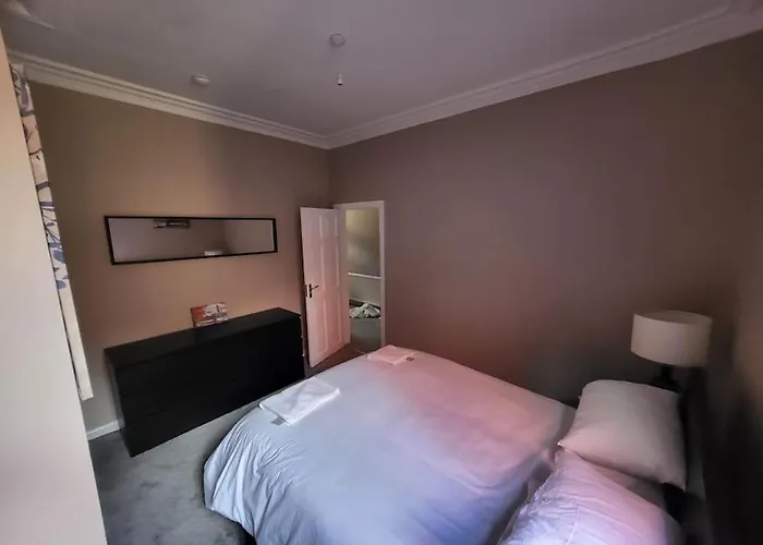 4 Bedroom House, 8 Min To City! *