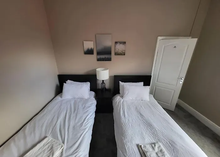 Apartamento 4 Bedroom House, 8 Min To City! *