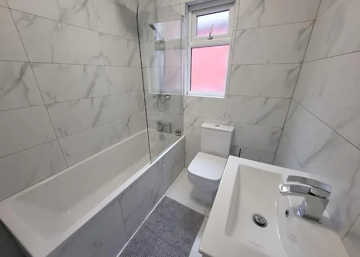 4 Bedroom House, 8 Min To City! 아파트 맨체스터