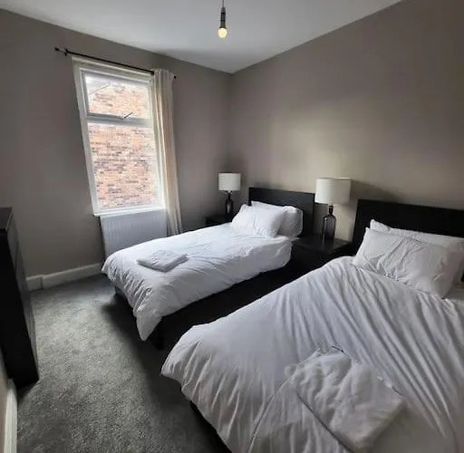 4 Bedroom House, 8 Min To City! Mánchester