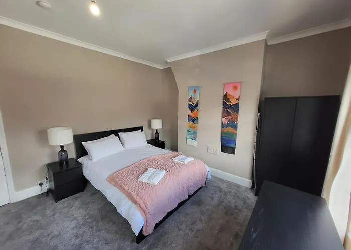 4 Bedroom House, 8 Min To City! Apartamento *