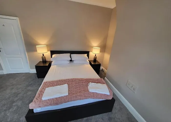 4 Bedroom House, 8 Min To City! *