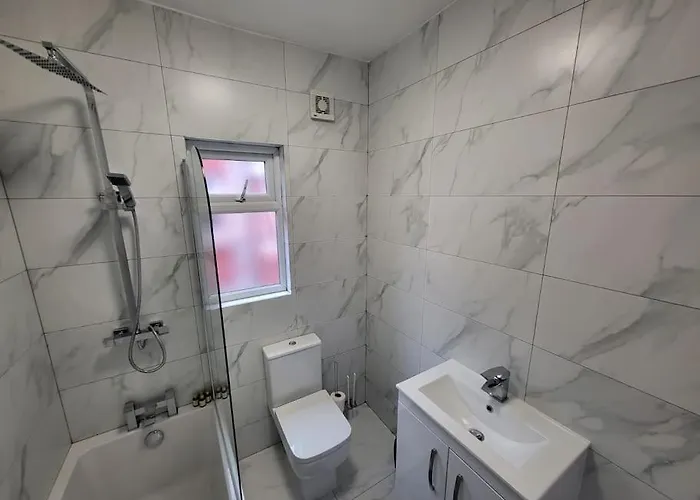 4 Bedroom House, 8 Min To City! * Mánchester