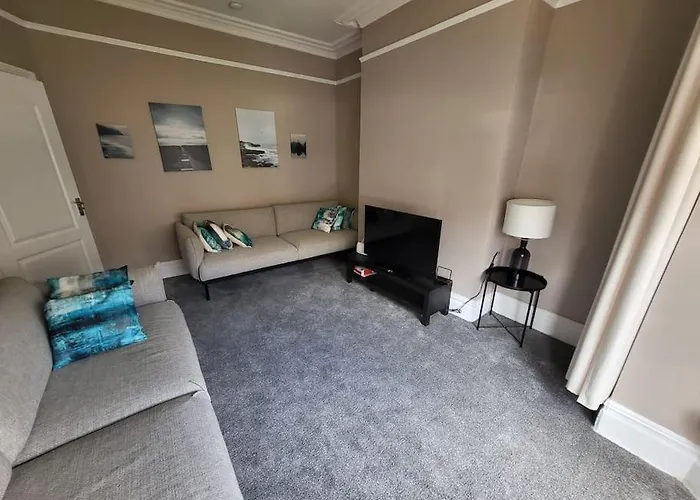 Apartamento 4 Bedroom House, 8 Min To City!