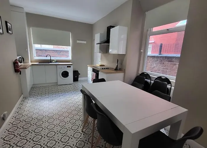 4 Bedroom House, 8 Min To City! Mánchester