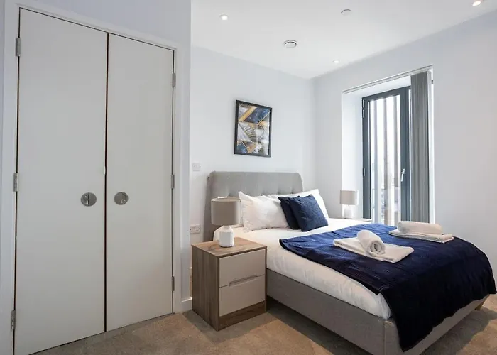 Apartment Stunning 2 Bedroom *