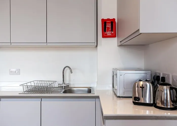 Superb 2bed 2bath 5min Walk To Victoria Station