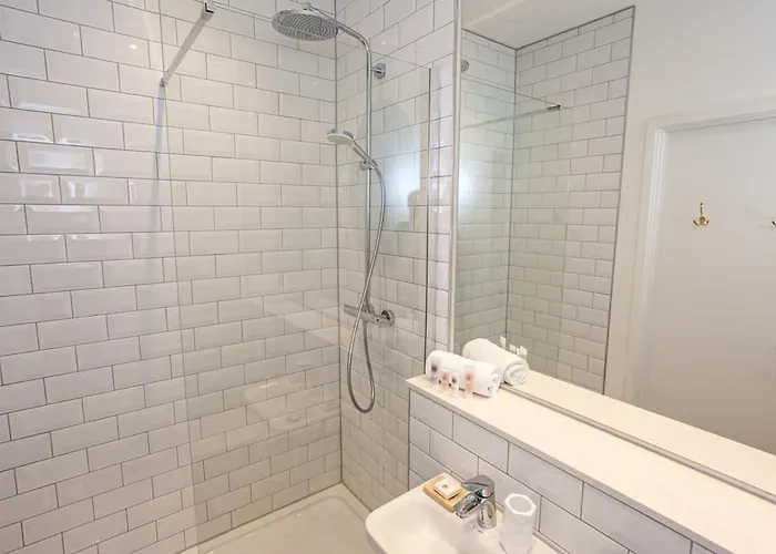 Superb 2bed 2bath 5min Walk To Victoria Station Manchester