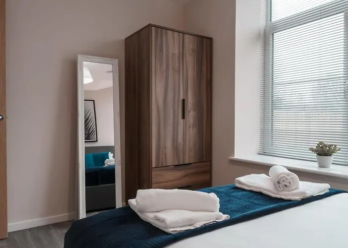 Contemporary 2 Bed - Sleeps 4 דירה *