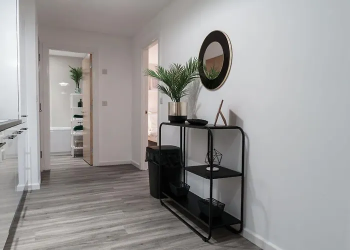 Lovely 2 Bed In - Sleeps 4 *