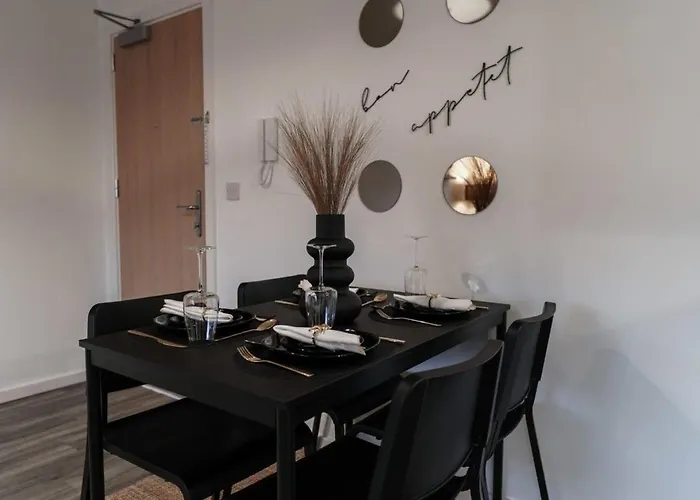 Lovely 2 Bed In - Sleeps 4 *