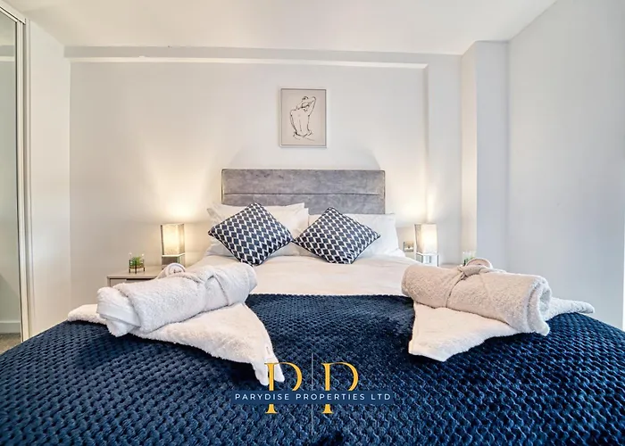 The Middlewood Plaza - By Parydise - Business Or Leisure Stays, Location, Sleeps 4, Salford *