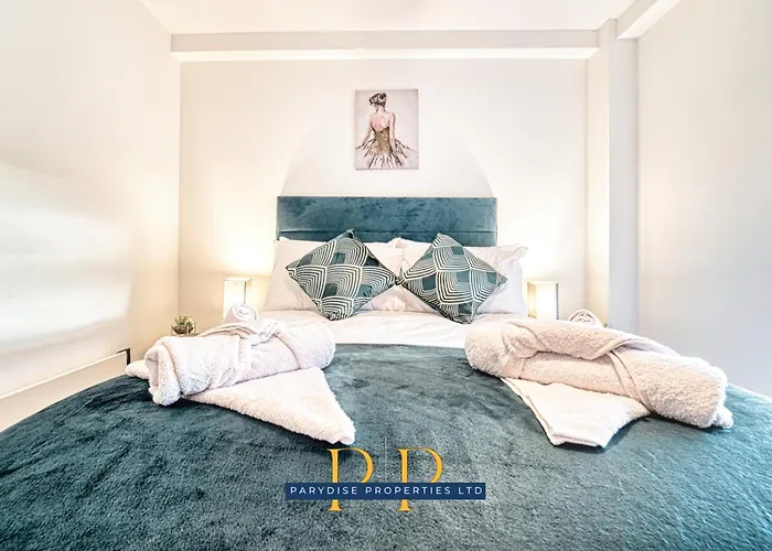 The Middlewood Plaza - By Parydise - Business Or Leisure Stays, Location, Sleeps 4, Salford *