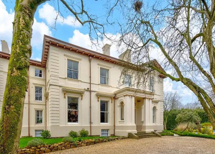 Luxury King Near Royal Hospital - Pass The Keys