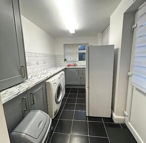 Lovely 5br In Manchester. Close To The * Manchester