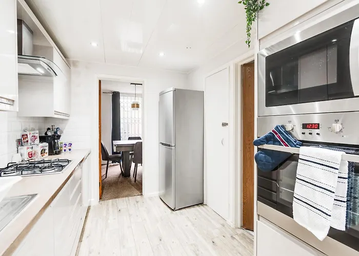 Majestic Gem - Pool Table - Coop - Etihad - Parking Holiday home *