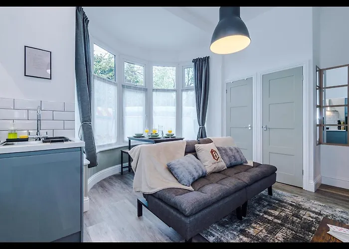 Entire Cozy Apt, Prime Location & Free Parking *