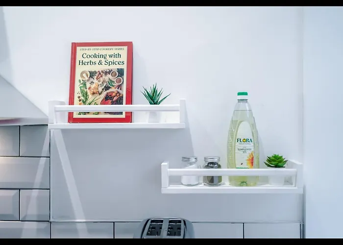 Entire Cozy Apt, Prime Location & Free Parking *