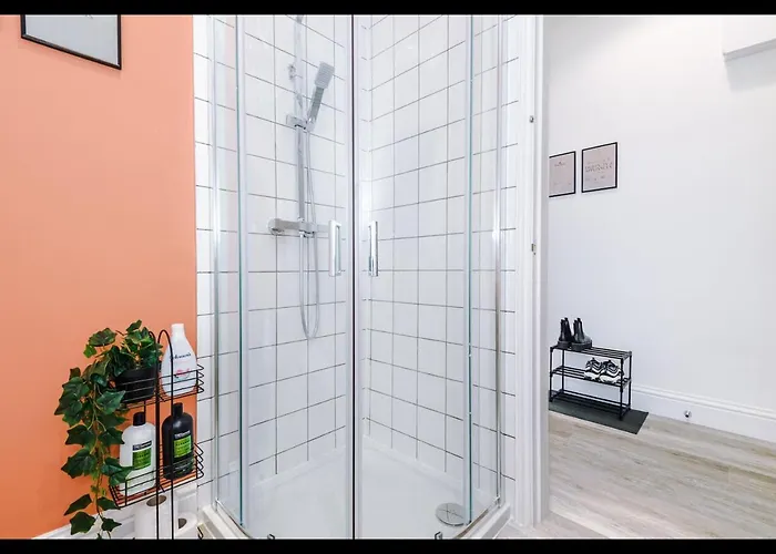 Apartment Entire Cozy Apt, Prime Location & Free Parking