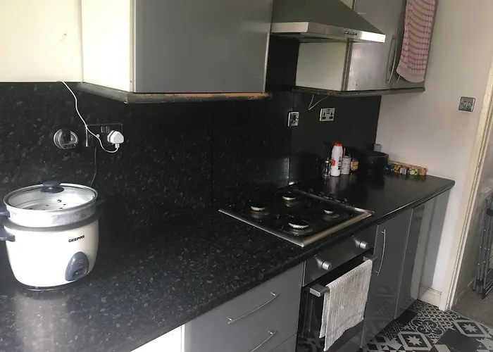 Single - Town & Nearby, 24h Bus, Airport-linked