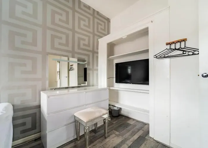 3 Bedroom House With Modern Interior, Close To The Etihad Stadium Manchester