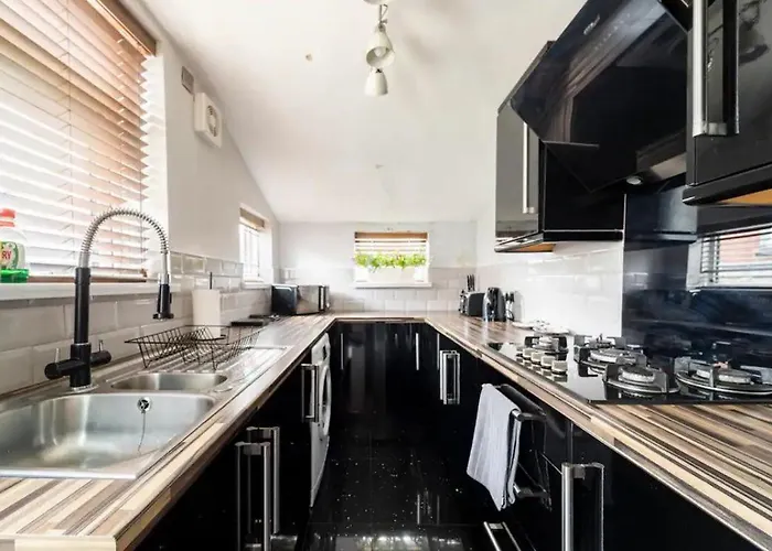 3 Bedroom House With Modern Interior, Close To The Etihad Stadium