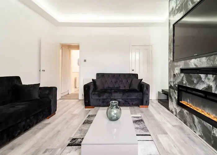 3 Bedroom House With Modern Interior, Close To The Etihad Stadium Mánchester