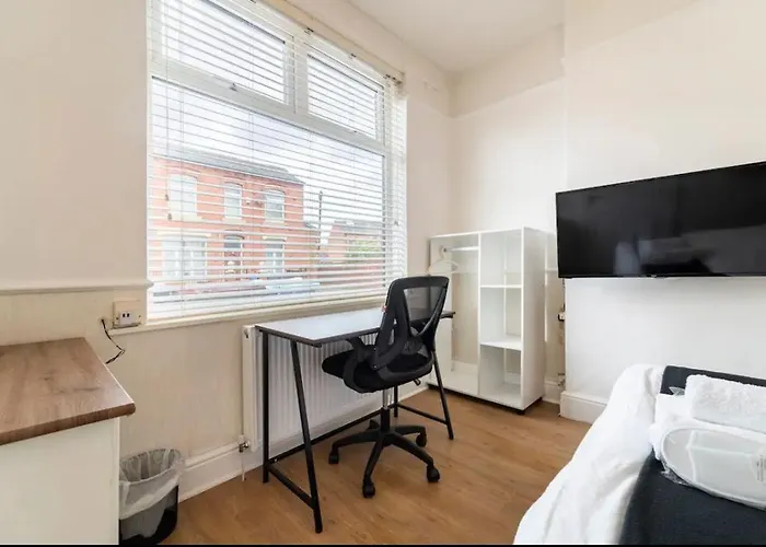 3 Bedroom House With Modern Interior, Close To The Etihad Stadium Mánchester