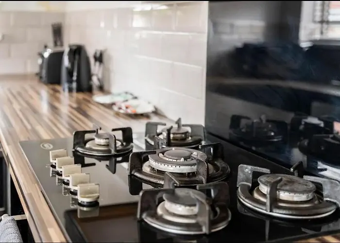 3 Bedroom House With Modern Interior, Close To The Etihad Stadium