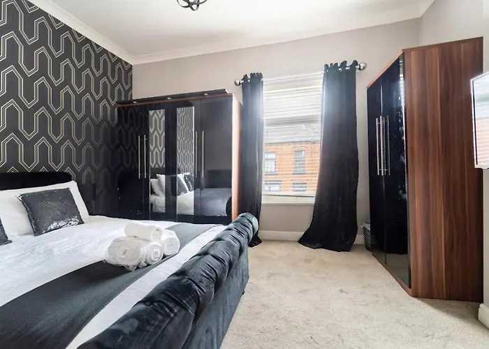 3 Bedroom House With Modern Interior, Close To The Etihad Stadium