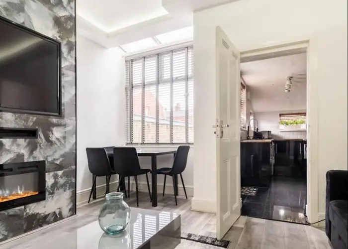 3 Bedroom House With Modern Interior, Close To The Etihad Stadium Manchester