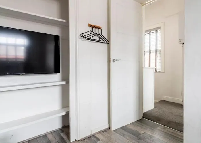 3 Bedroom House With Modern Interior, Close To The Etihad Stadium