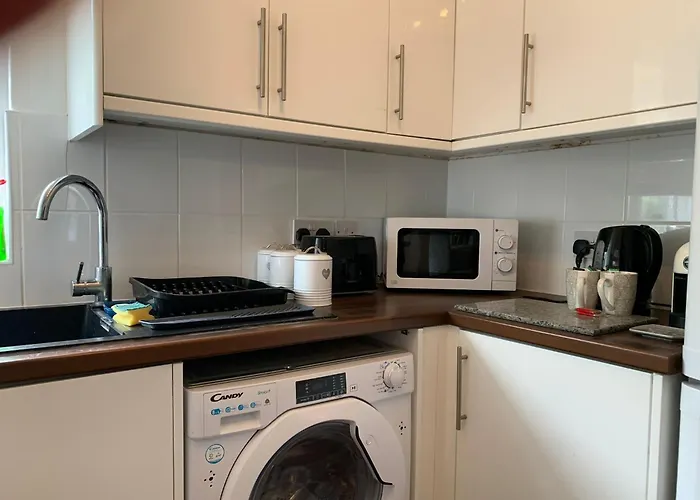 아파트 Beautifully Styled 2br With Garden