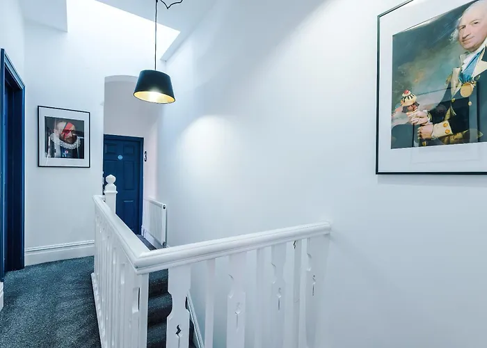 Barton House - Sleeping 10 *