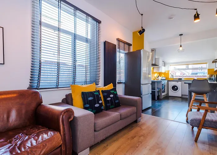 Barton House - Sleeping 10 *